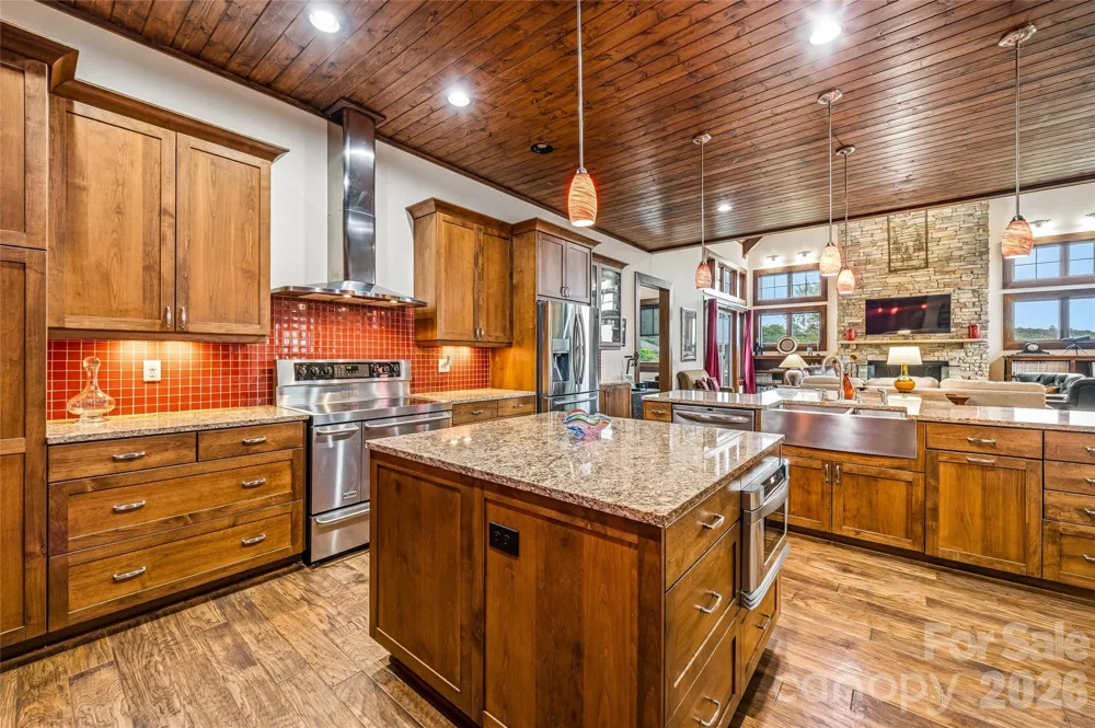 4862 Pinnacle Mountain Road Zirconia, NC 28790