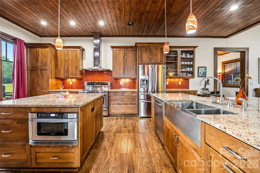 4862 Pinnacle Mountain Road Zirconia, NC 28790