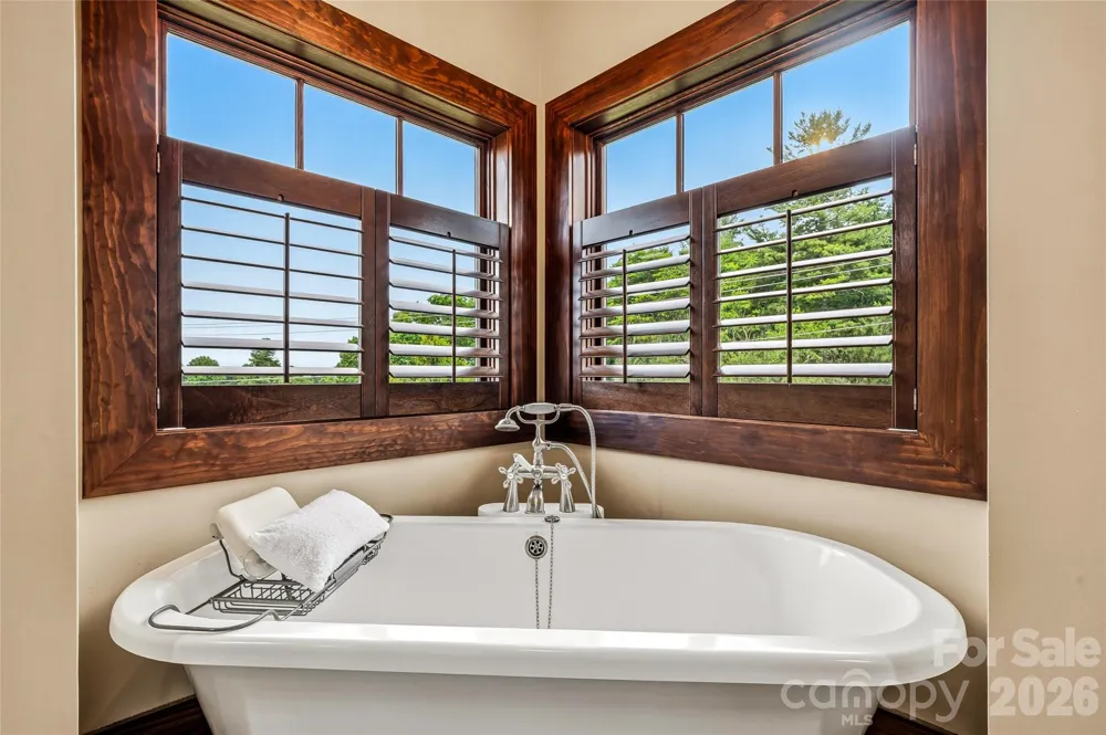 4862 Pinnacle Mountain Road Zirconia, NC 28790