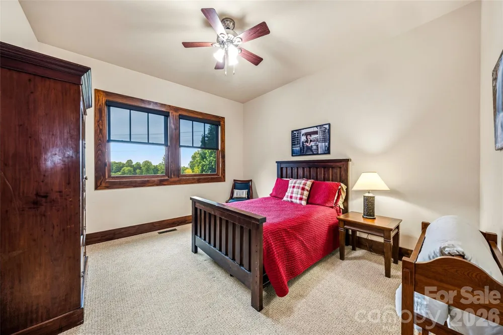 4862 Pinnacle Mountain Road Zirconia, NC 28790