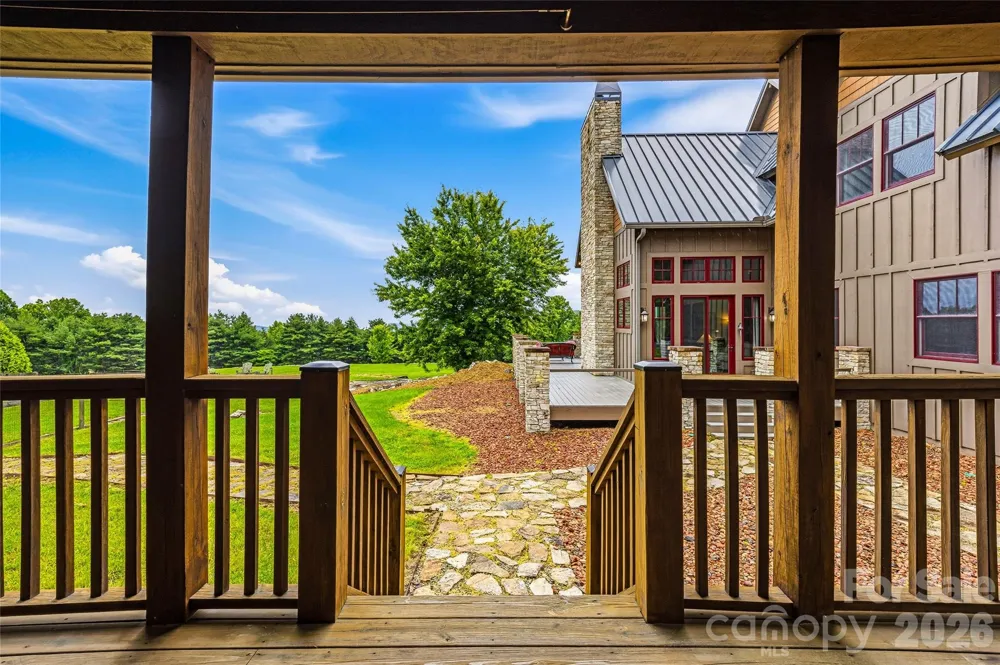 4862 Pinnacle Mountain Road Zirconia, NC 28790