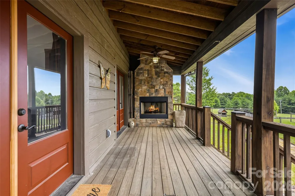 4862 Pinnacle Mountain Road Zirconia, NC 28790