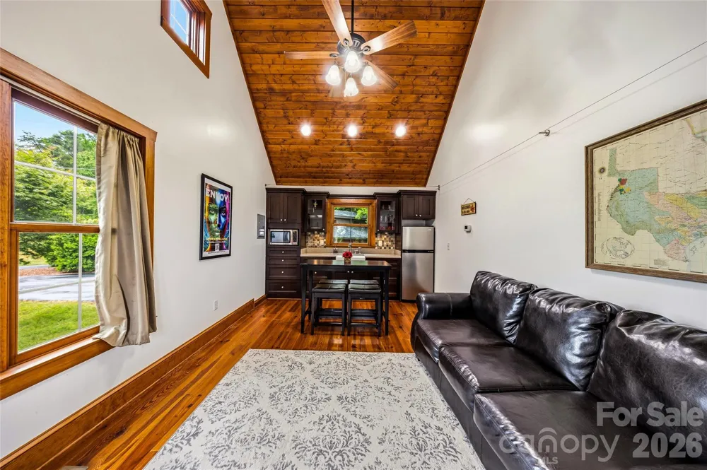 4862 Pinnacle Mountain Road Zirconia, NC 28790