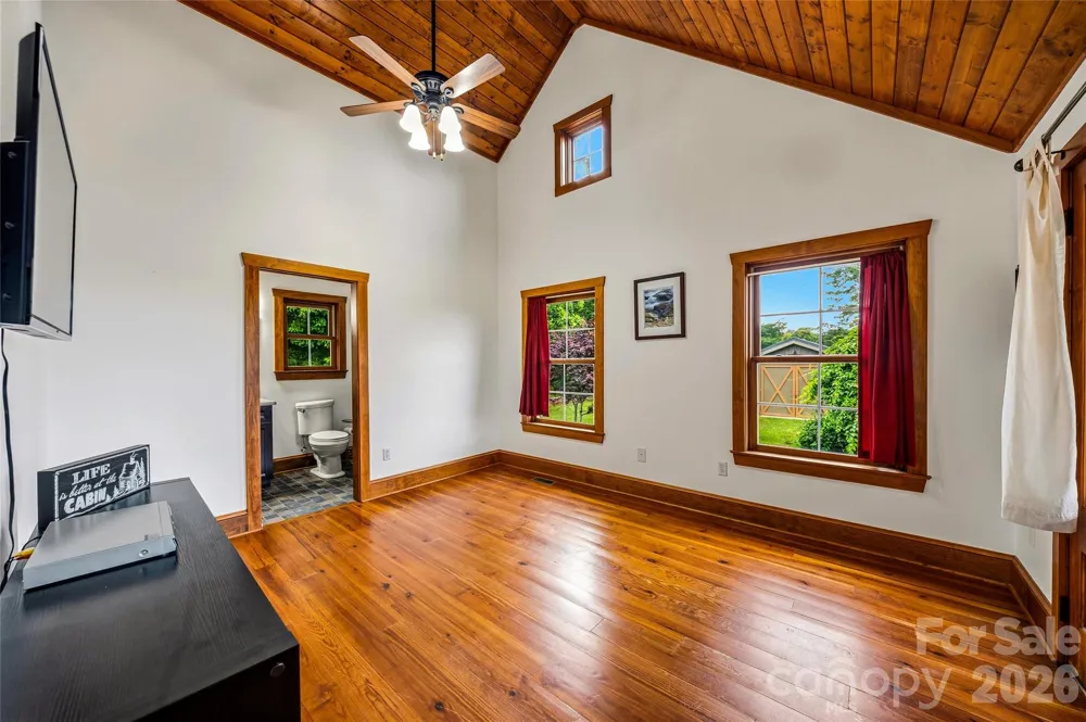 4862 Pinnacle Mountain Road Zirconia, NC 28790