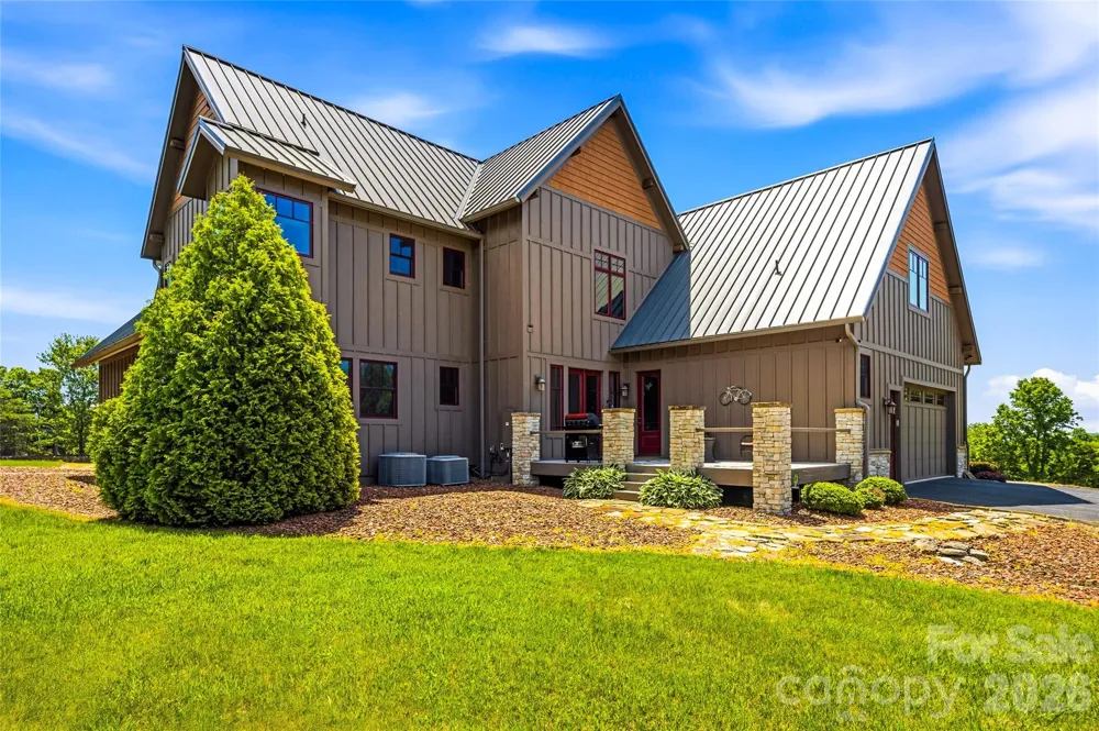 4862 Pinnacle Mountain Road Zirconia, NC 28790