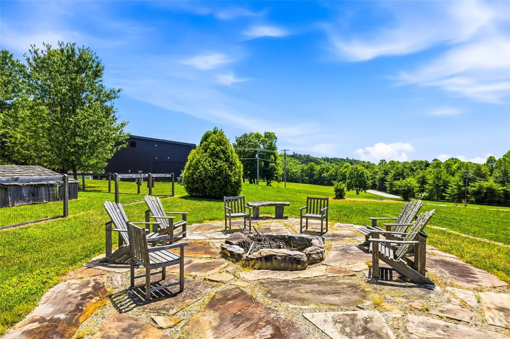 4862 Pinnacle Mountain Road Zirconia, NC 28790