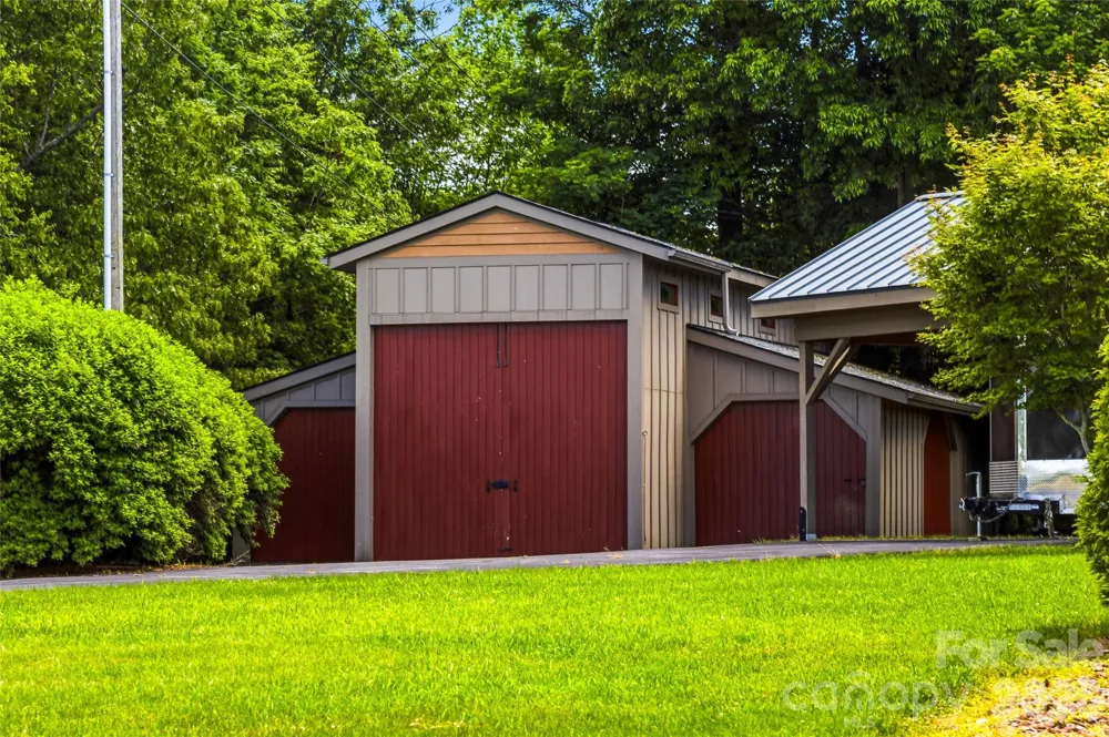 4862 Pinnacle Mountain Road Zirconia, NC 28790