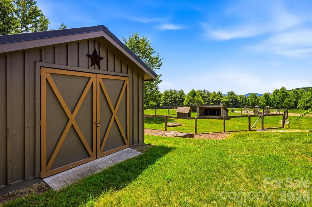 4862 Pinnacle Mountain Road Zirconia, NC 28790