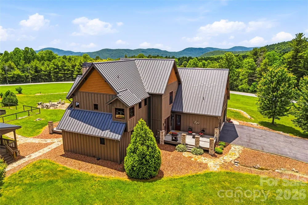 4862 Pinnacle Mountain Road Zirconia, NC 28790