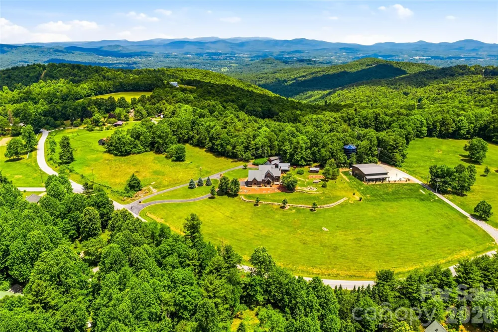 4862 Pinnacle Mountain Road Zirconia, NC 28790