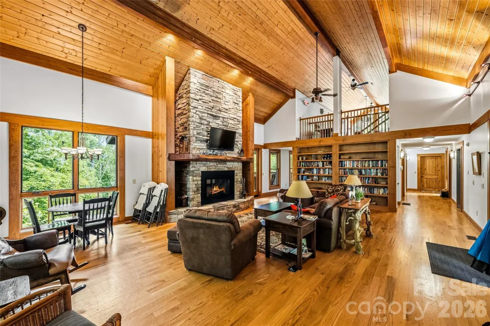 4862 Pinnacle Mountain Road Zirconia, NC 28790