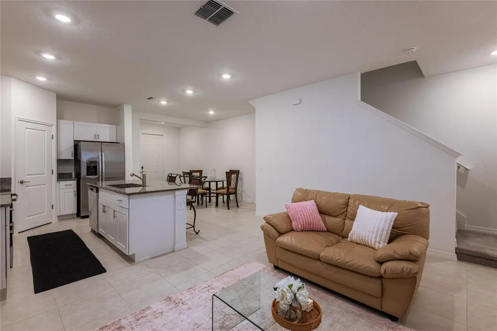 10807 E FORT WHITE COURT Tampa, FL 33647