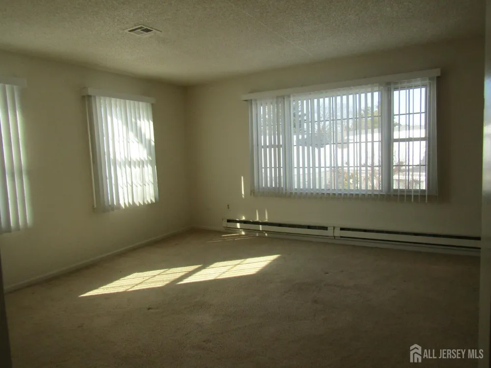 538 Sutton Way Monroe, NJ 08831