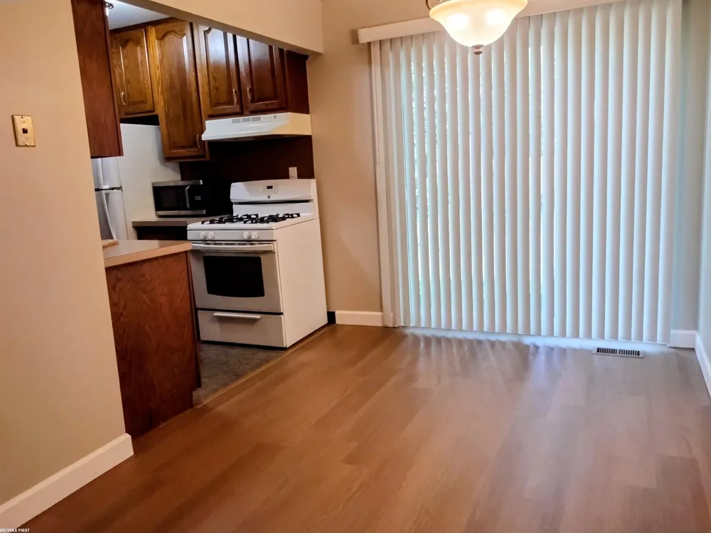 45547 Kensington Street Utica City, MI 48317