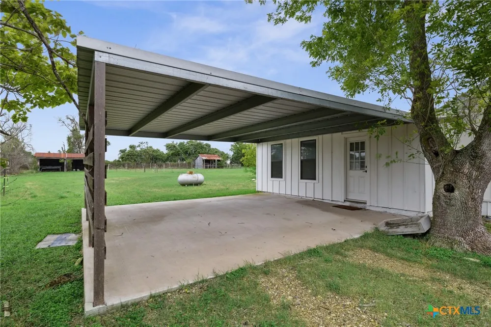 5530 US Highway 90a Shiner, TX 77984