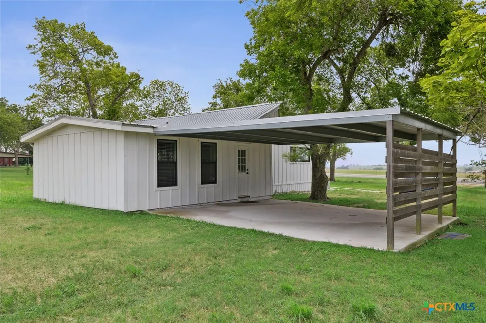 5530 US Highway 90a Shiner, TX 77984