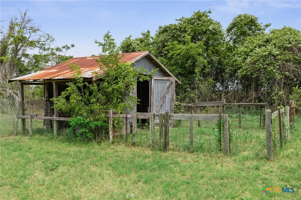 5530 US Highway 90a Shiner, TX 77984