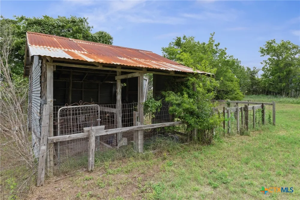 5530 US Highway 90a Shiner, TX 77984