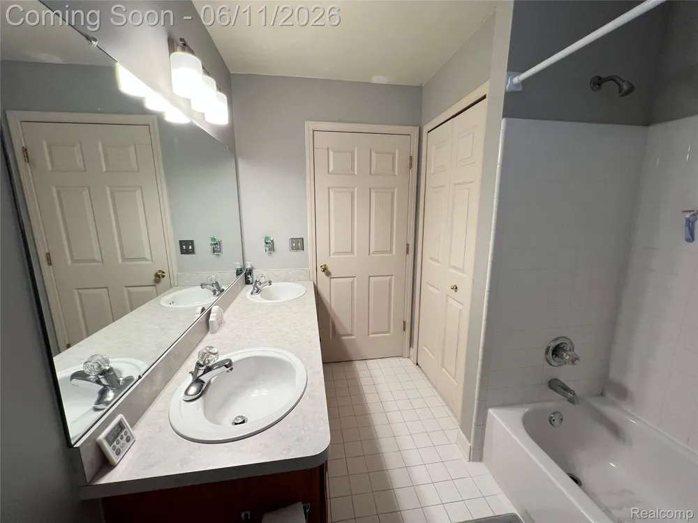 57572 Suffield Drive Washington Township, MI 48094