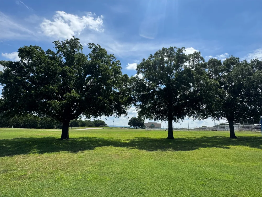 125 Rolling Bend Road Alvord, TX 76225