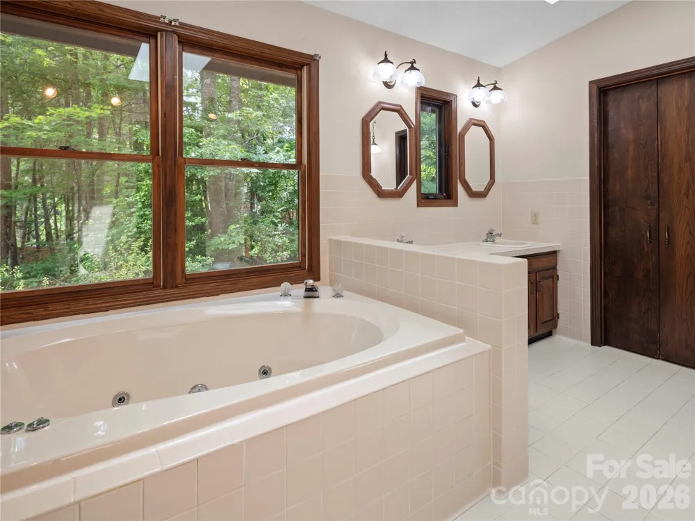 11 Tree Top Drive Arden, NC 28704