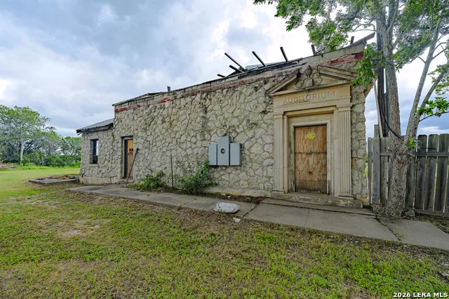 8589 US Highway 181 Tuleta, TX 78162