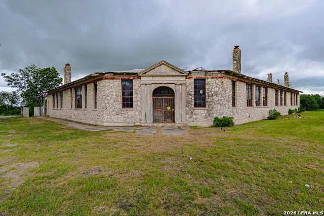 8589 US Highway 181 Tuleta, TX 78162