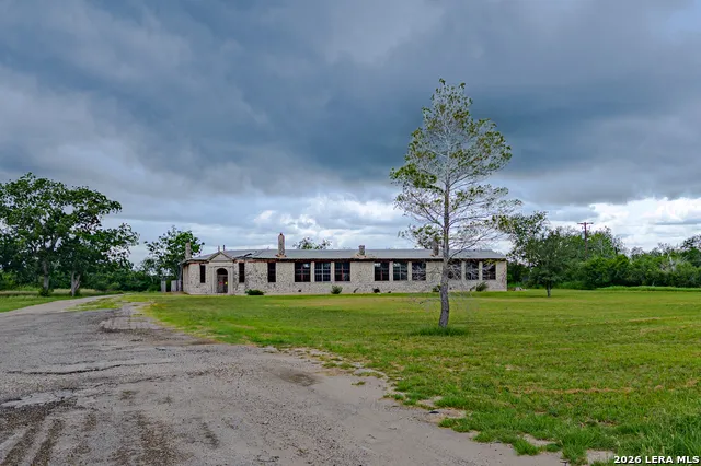 8589 US Highway 181 Tuleta, TX 78162