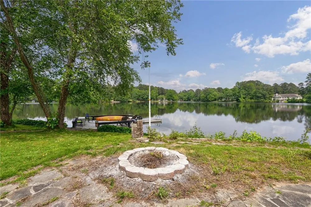 625 W LAKE DRIVE Oxford, GA 30054