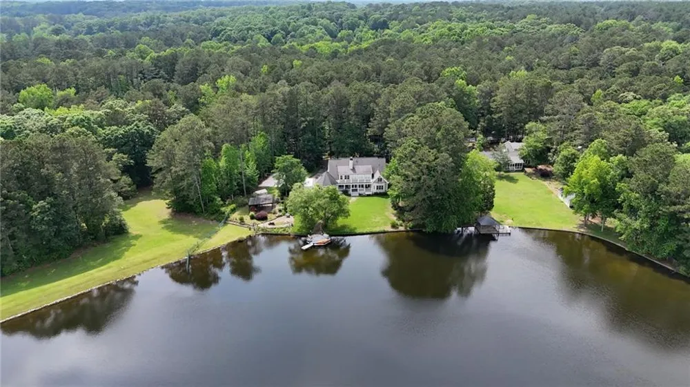 625 W LAKE DRIVE Oxford, GA 30054