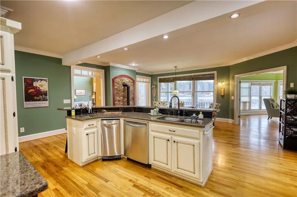 625 W LAKE DRIVE Oxford, GA 30054