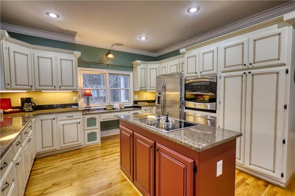 625 W LAKE DRIVE Oxford, GA 30054