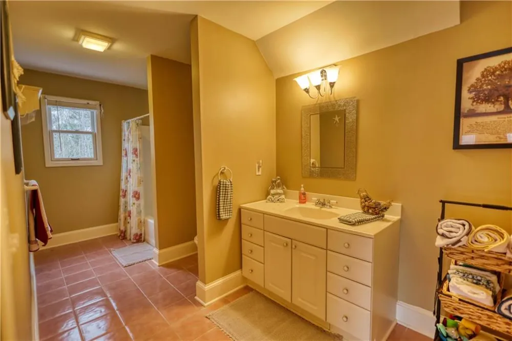 625 W LAKE DRIVE Oxford, GA 30054
