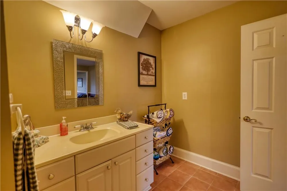 625 W LAKE DRIVE Oxford, GA 30054