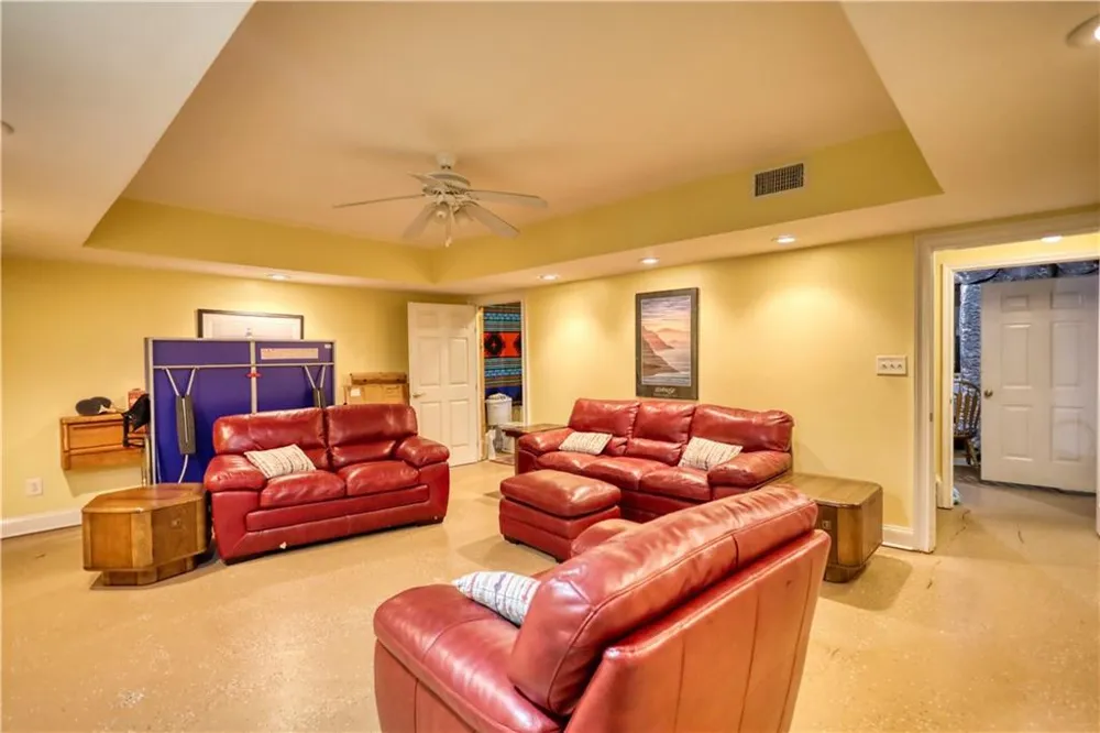 625 W LAKE DRIVE Oxford, GA 30054