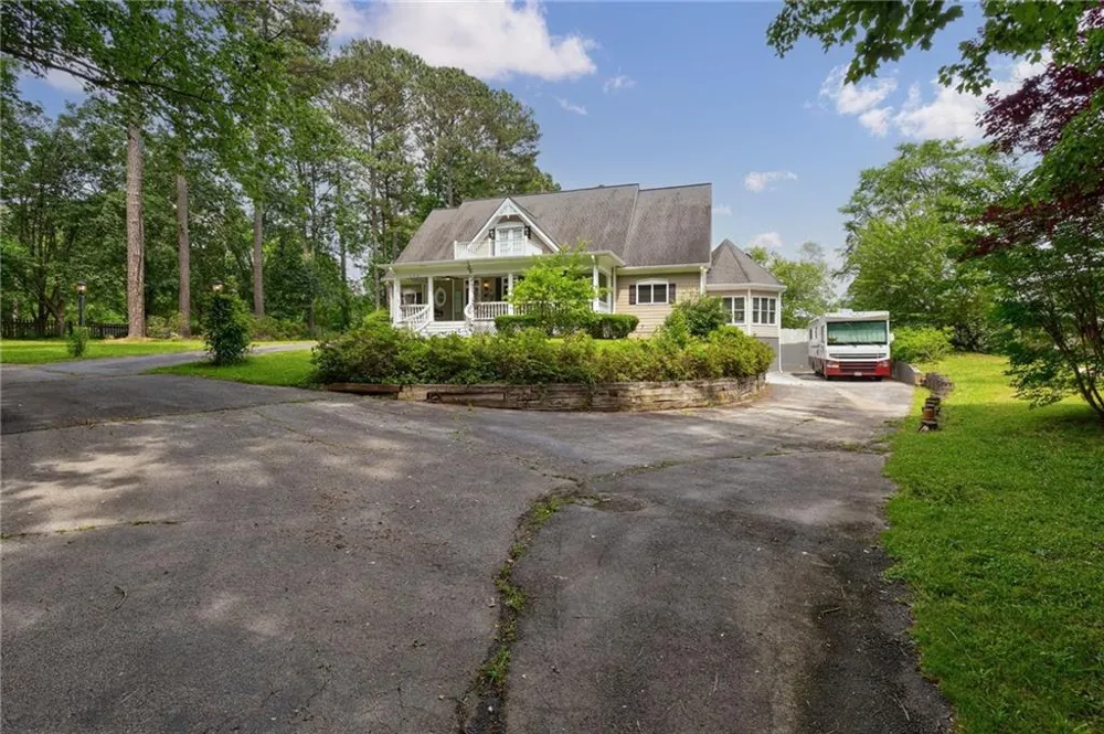 625 W LAKE DRIVE Oxford, GA 30054