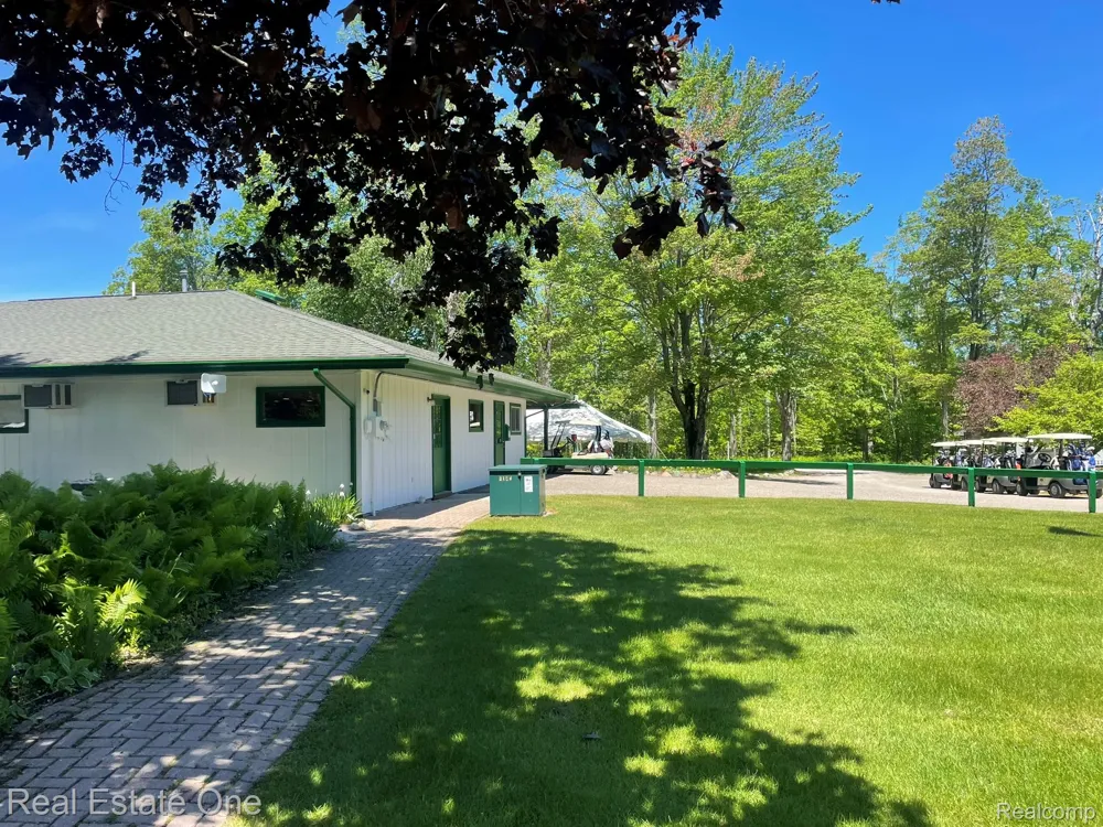 2596 E Fox Road Alcona Township, MI 48742