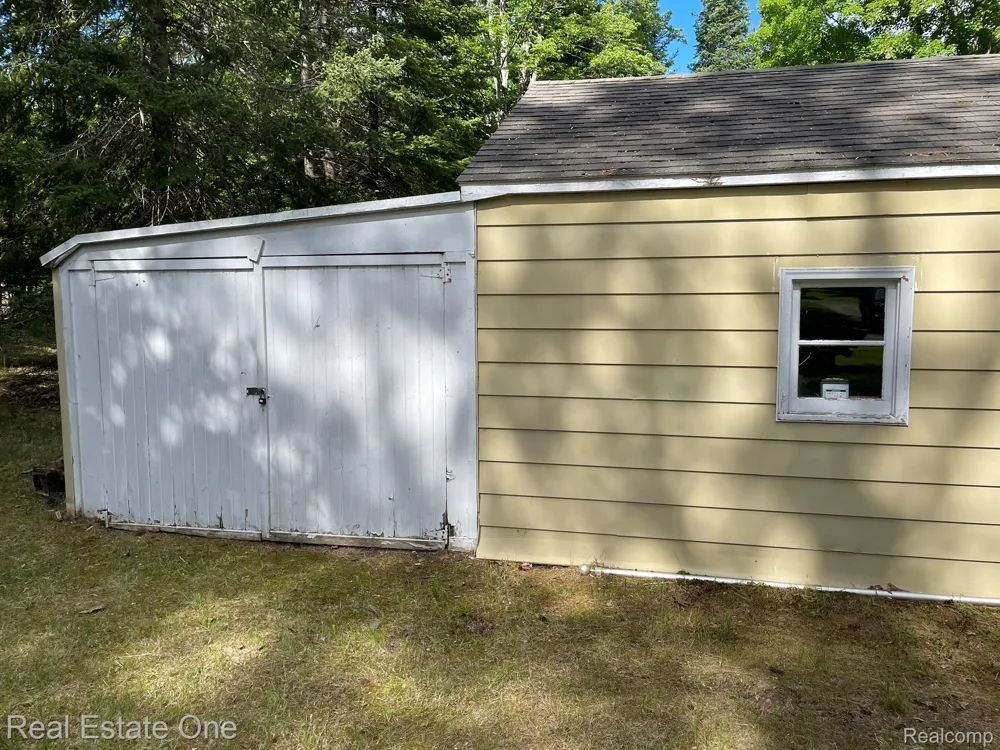 2596 E Fox Road Alcona Township, MI 48742