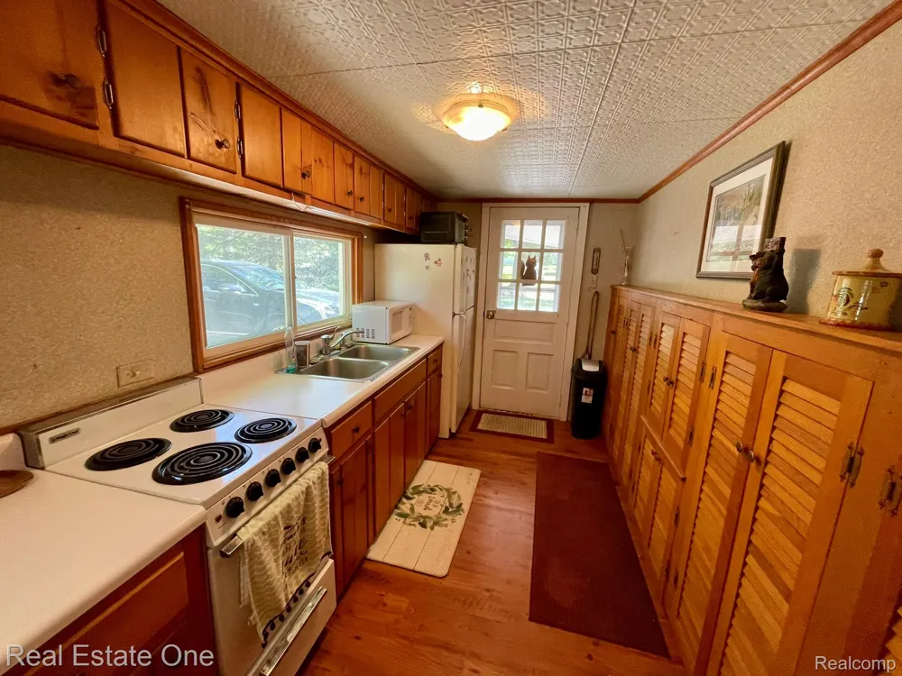 2596 E Fox Road Alcona Township, MI 48742