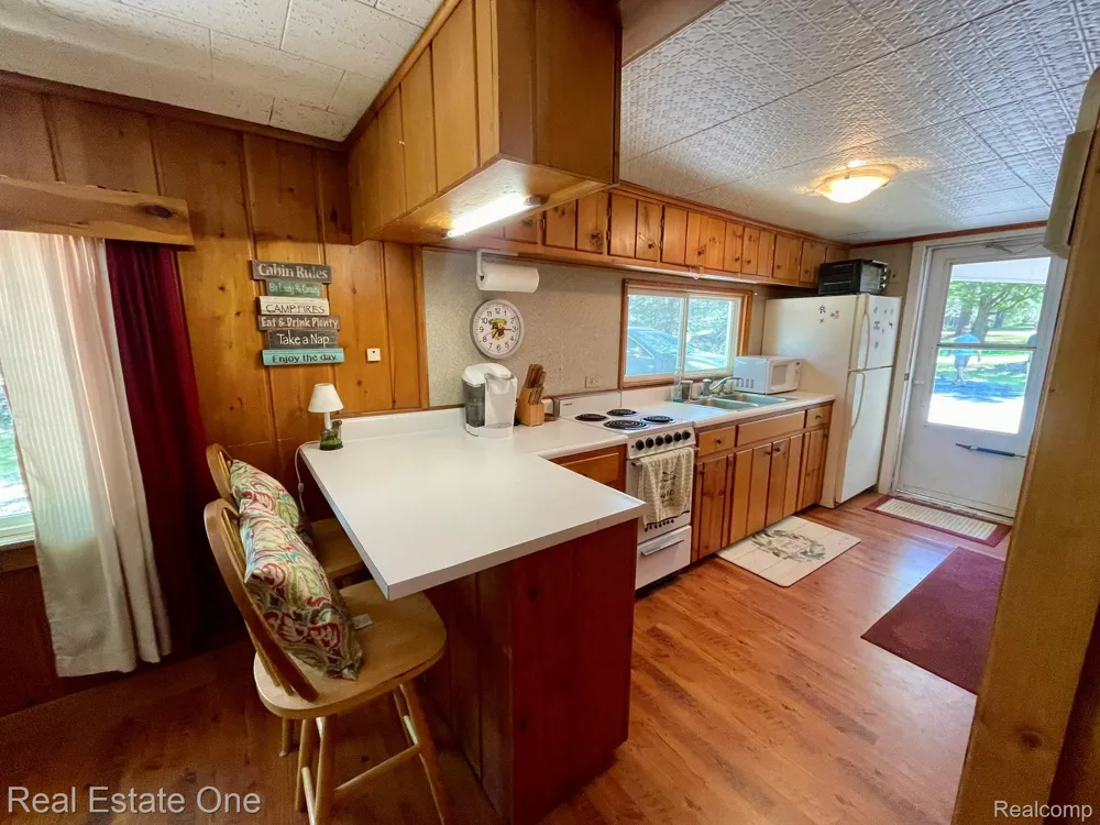 2596 E Fox Road Alcona Township, MI 48742