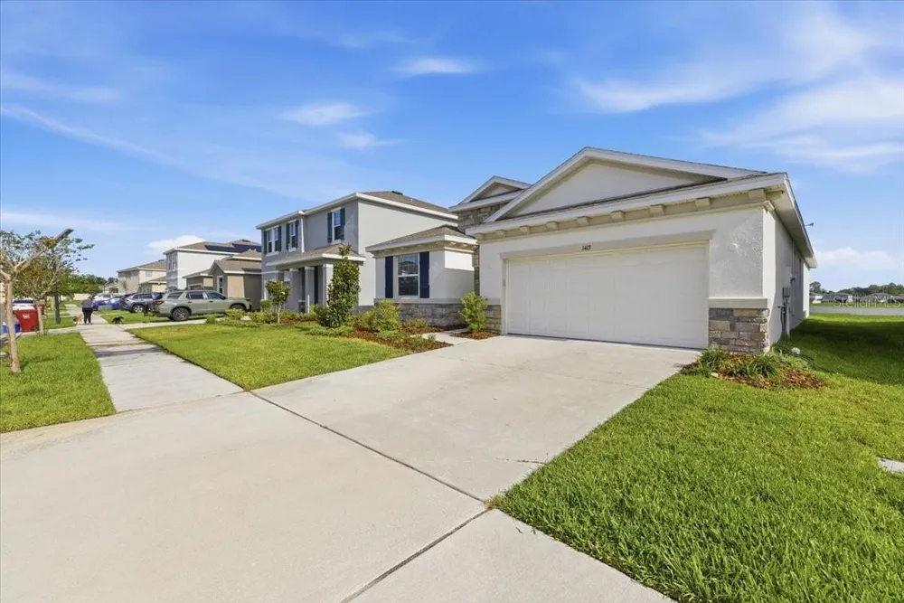 1413 TROPICAL OASIS AVENUE Plant City, FL 33565
