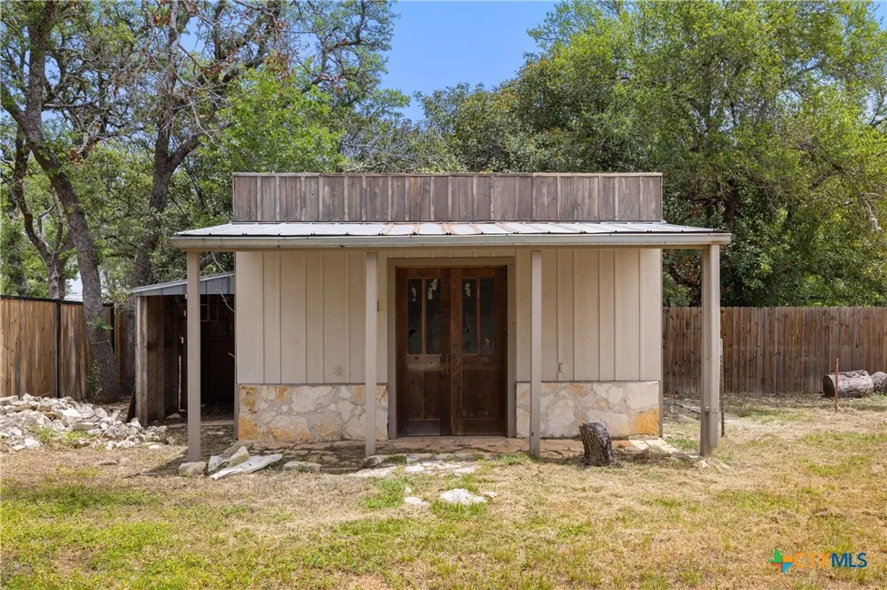 607 Liveoak Drive Johnson City, TX 78636