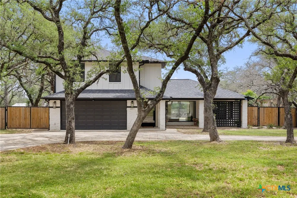 607 Liveoak Drive Johnson City, TX 78636