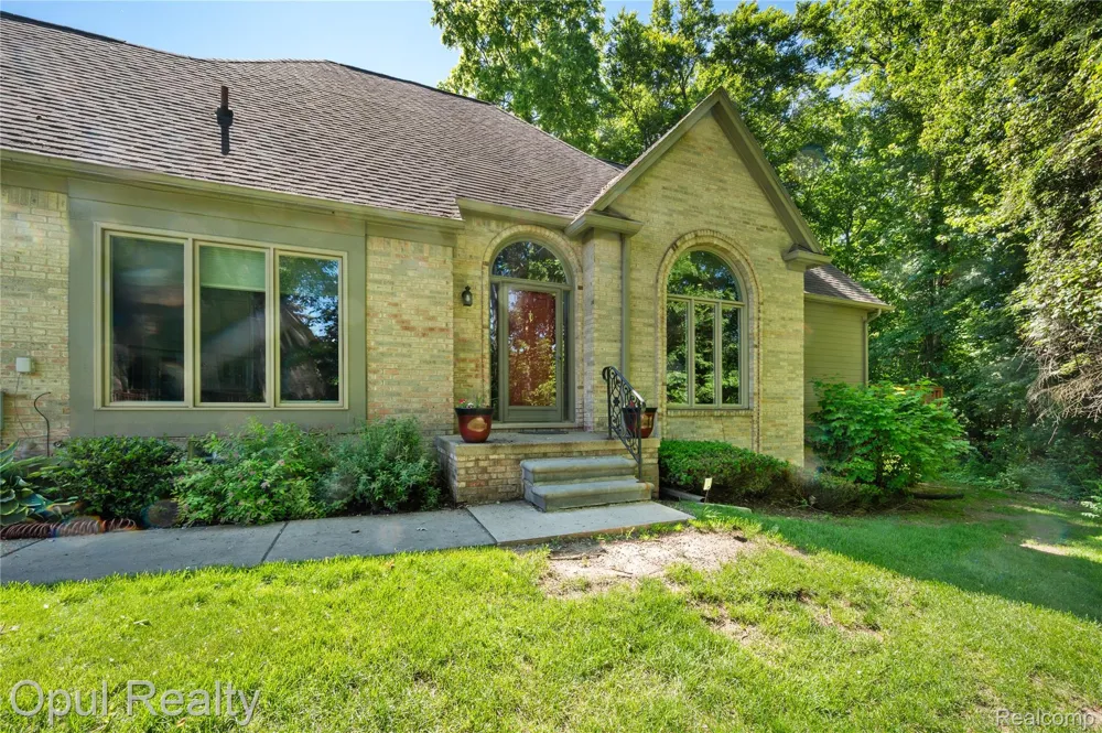 24585 Edgewood Drive Novi City, MI 48374