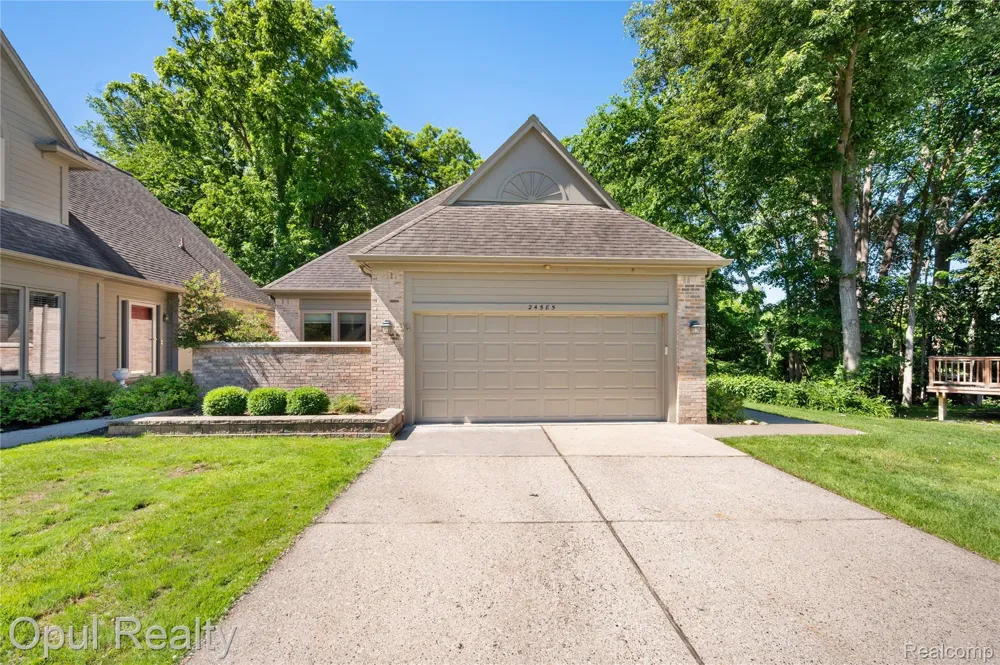 24585 Edgewood Drive Novi City, MI 48374