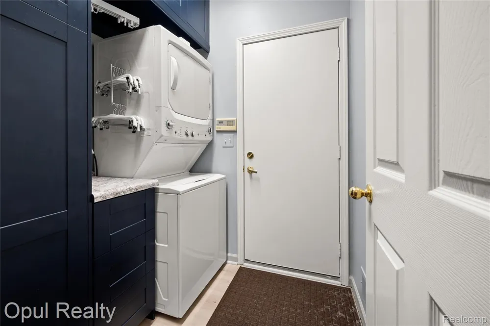 24585 Edgewood Drive Novi City, MI 48374