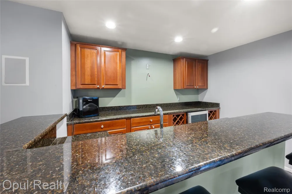 24585 Edgewood Drive Novi City, MI 48374