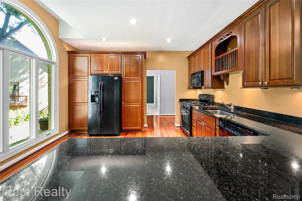 24585 Edgewood Drive Novi City, MI 48374