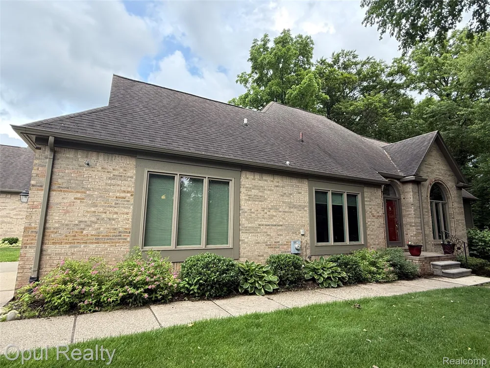 24585 Edgewood Drive Novi City, MI 48374