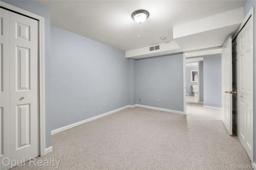 24585 Edgewood Drive Novi City, MI 48374